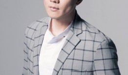 娱乐吃瓜男导演,揭秘“娱乐吃瓜男导演”的幕后故事